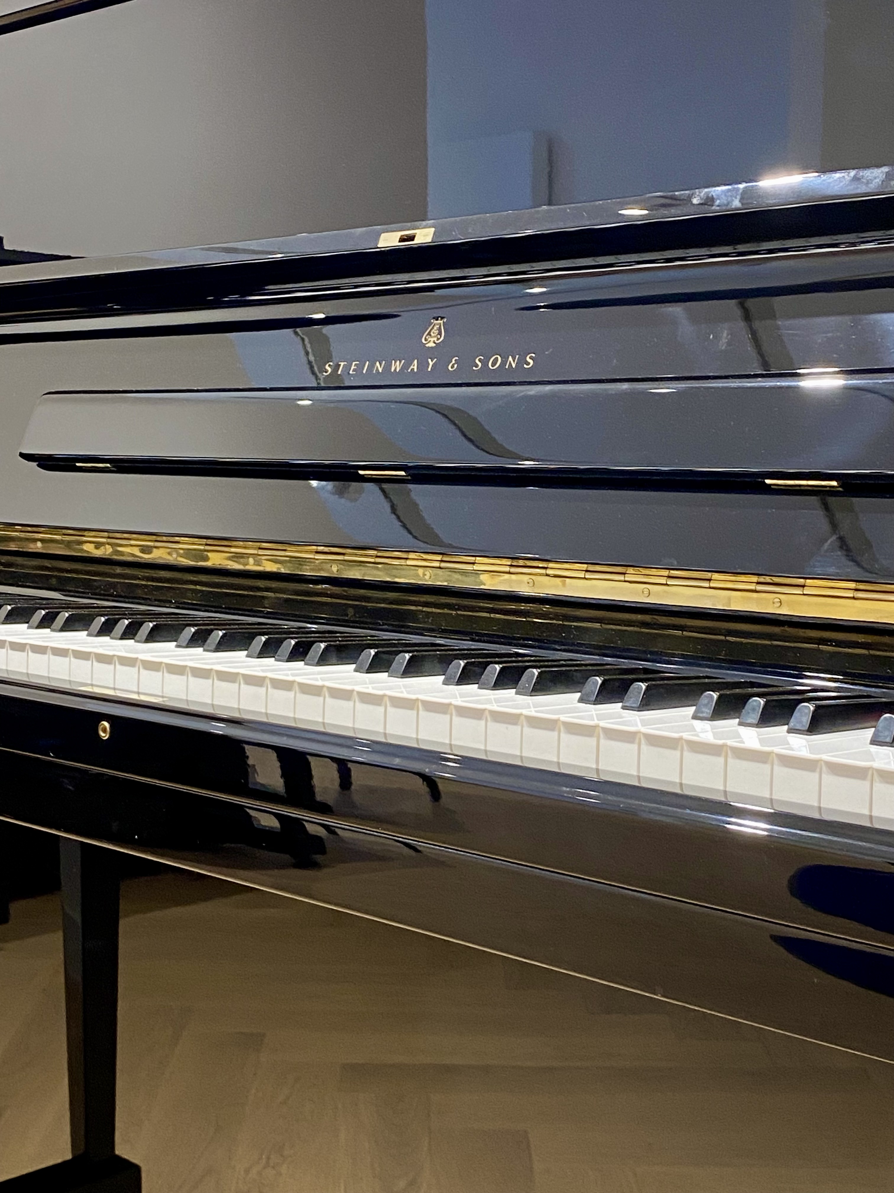 Steinway & Sons Piano V-125