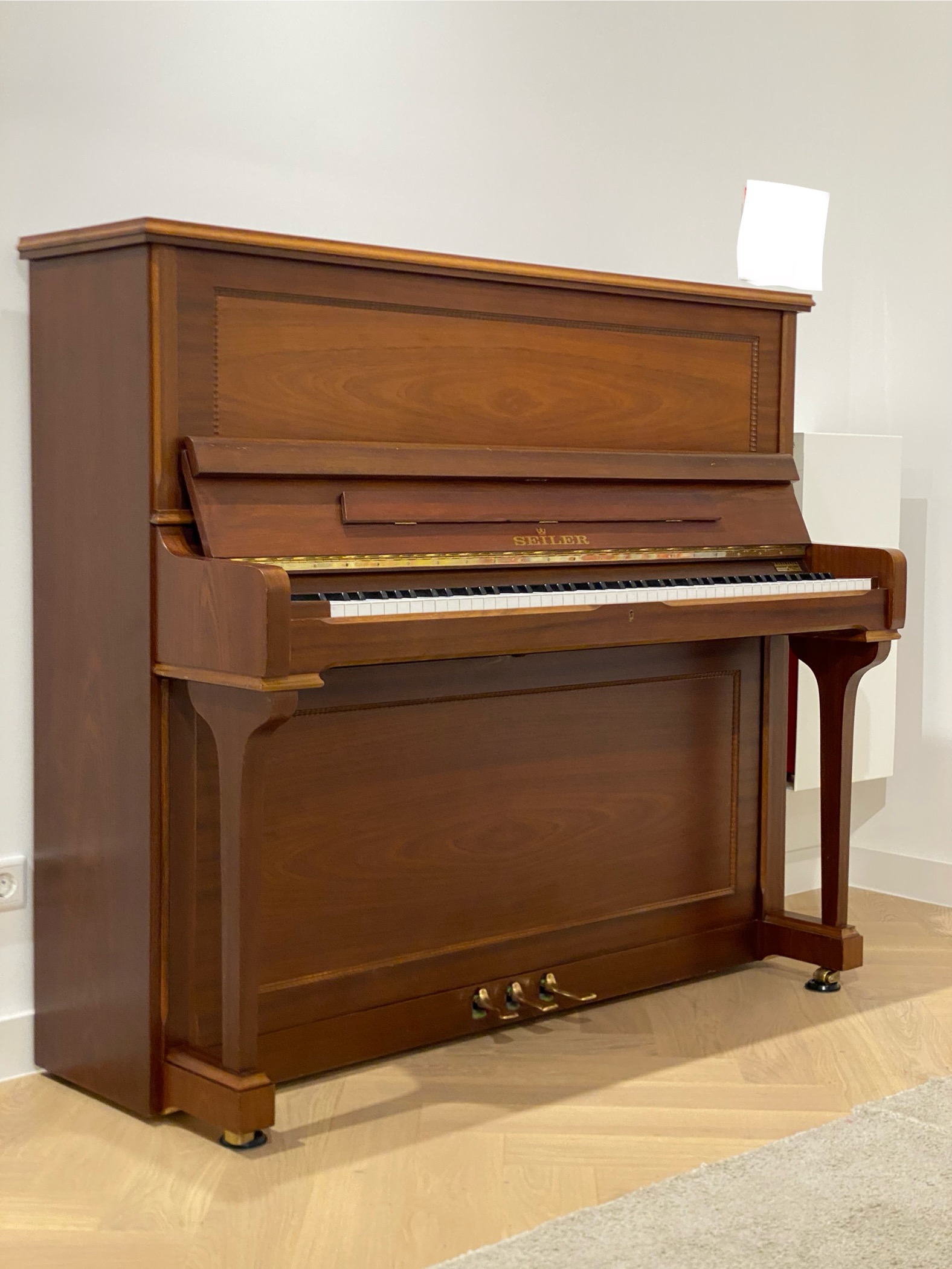 Seiler Piano 132