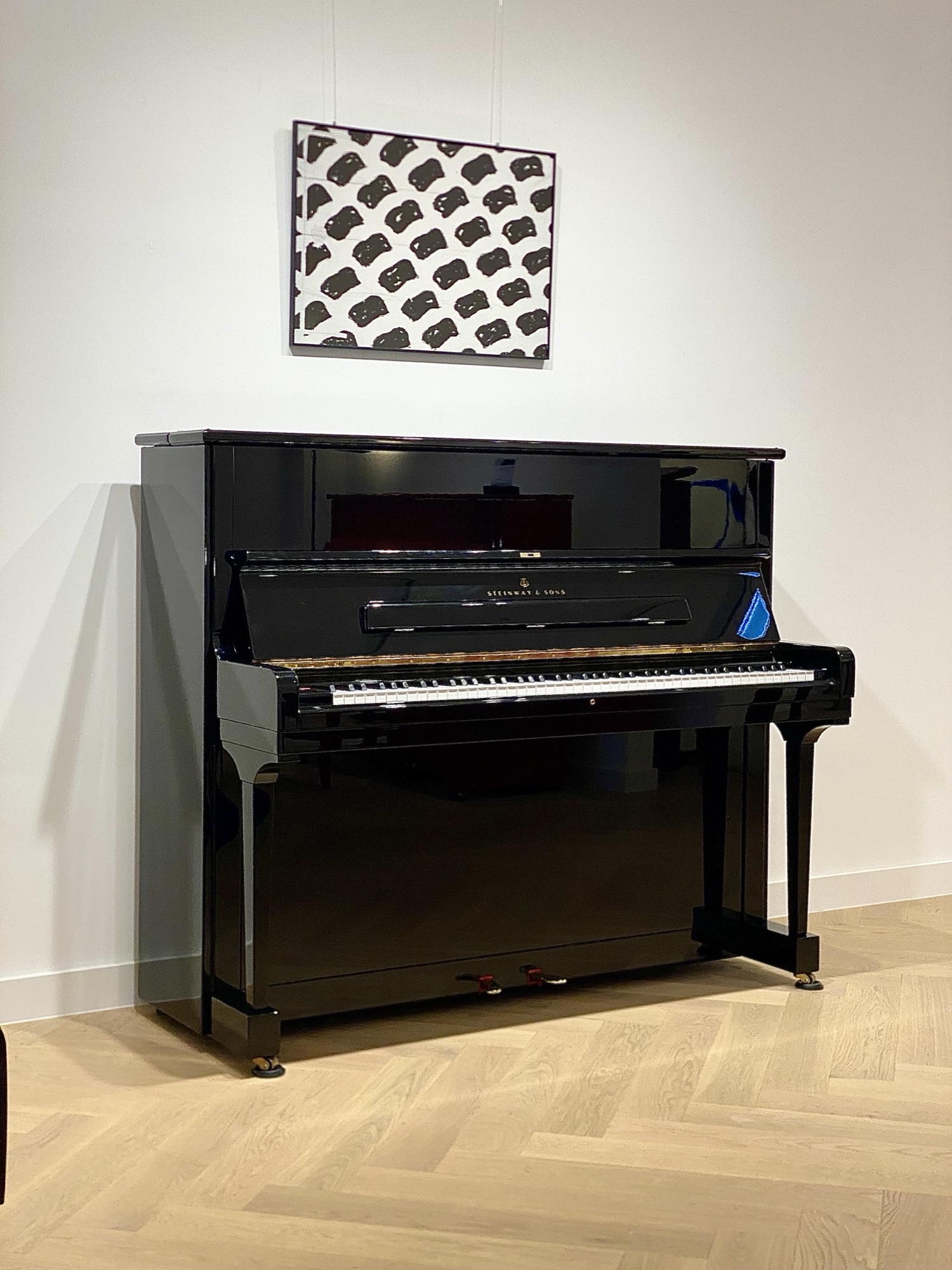 Steinway & Sons Piano V-125