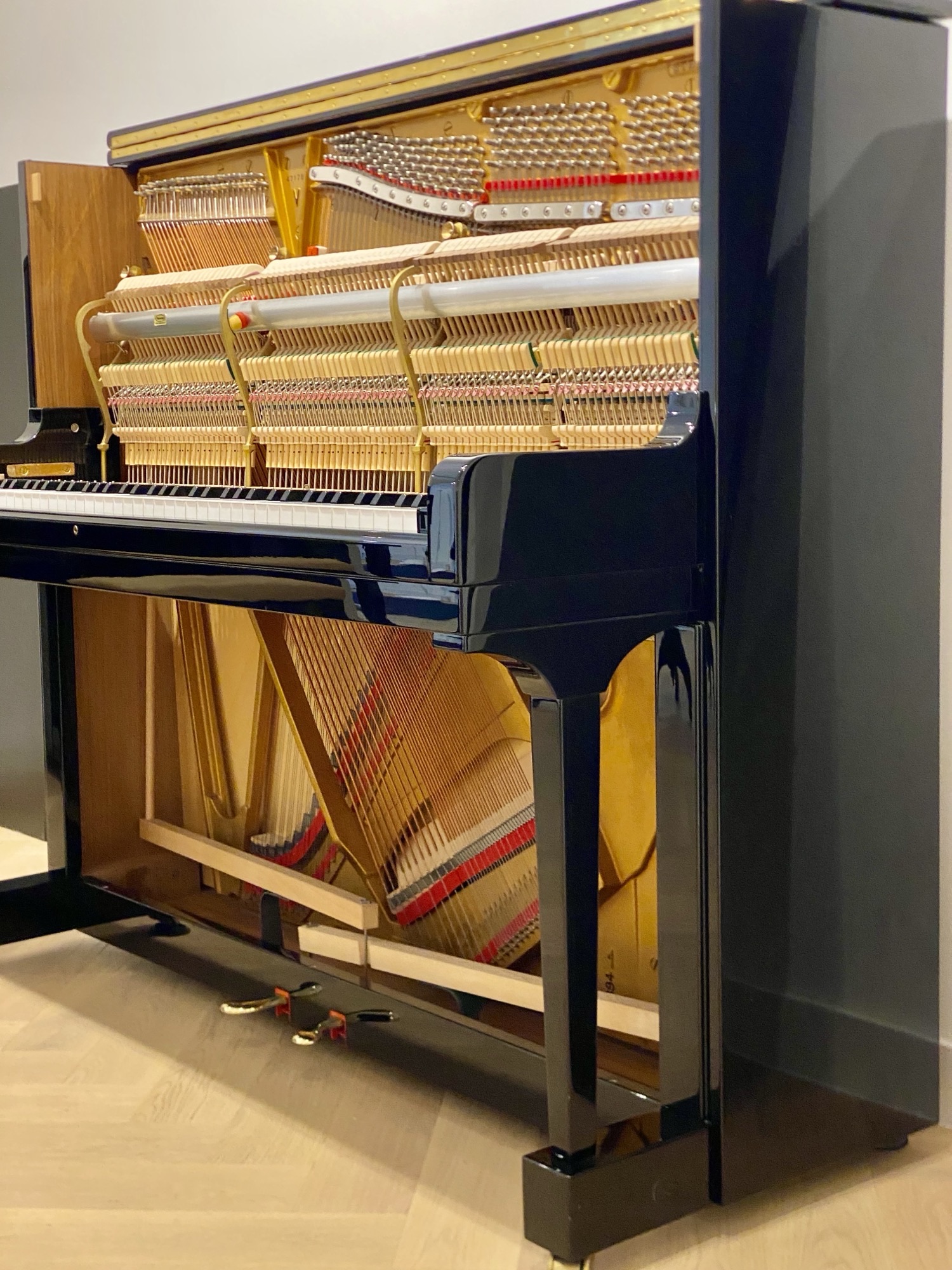 Steinway & Sons Piano V-125