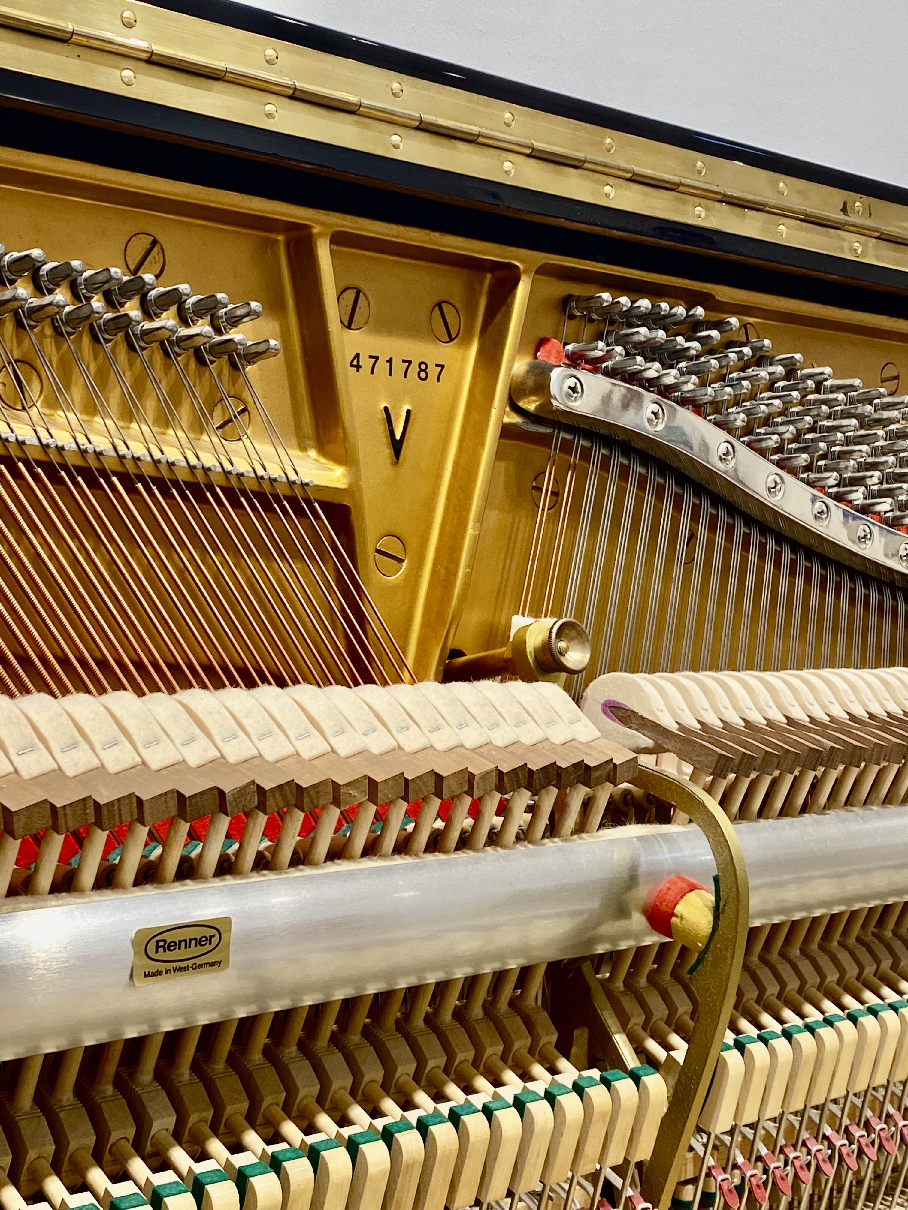 Steinway & Sons Piano V-125