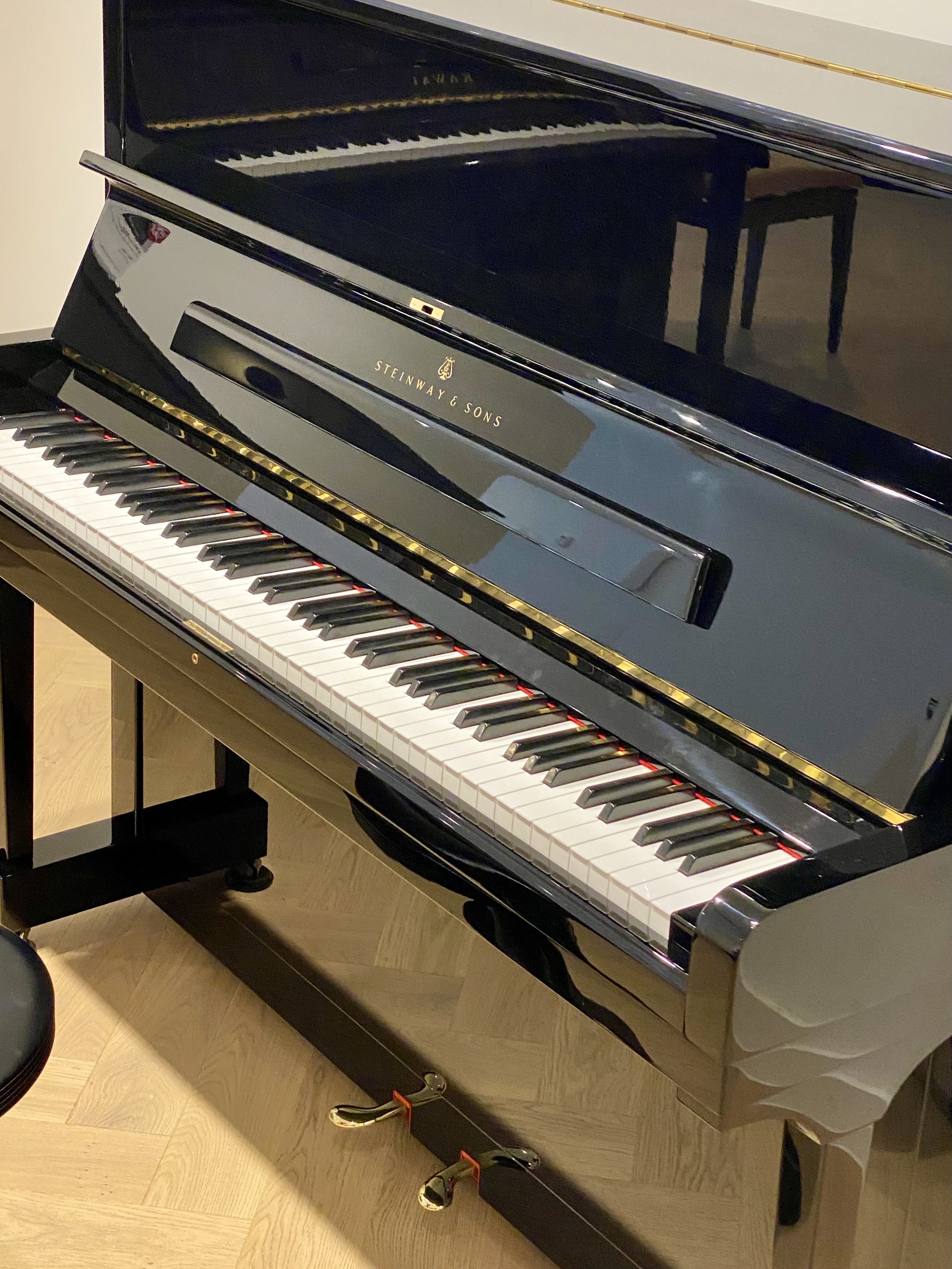 Steinway & Sons Piano V-125