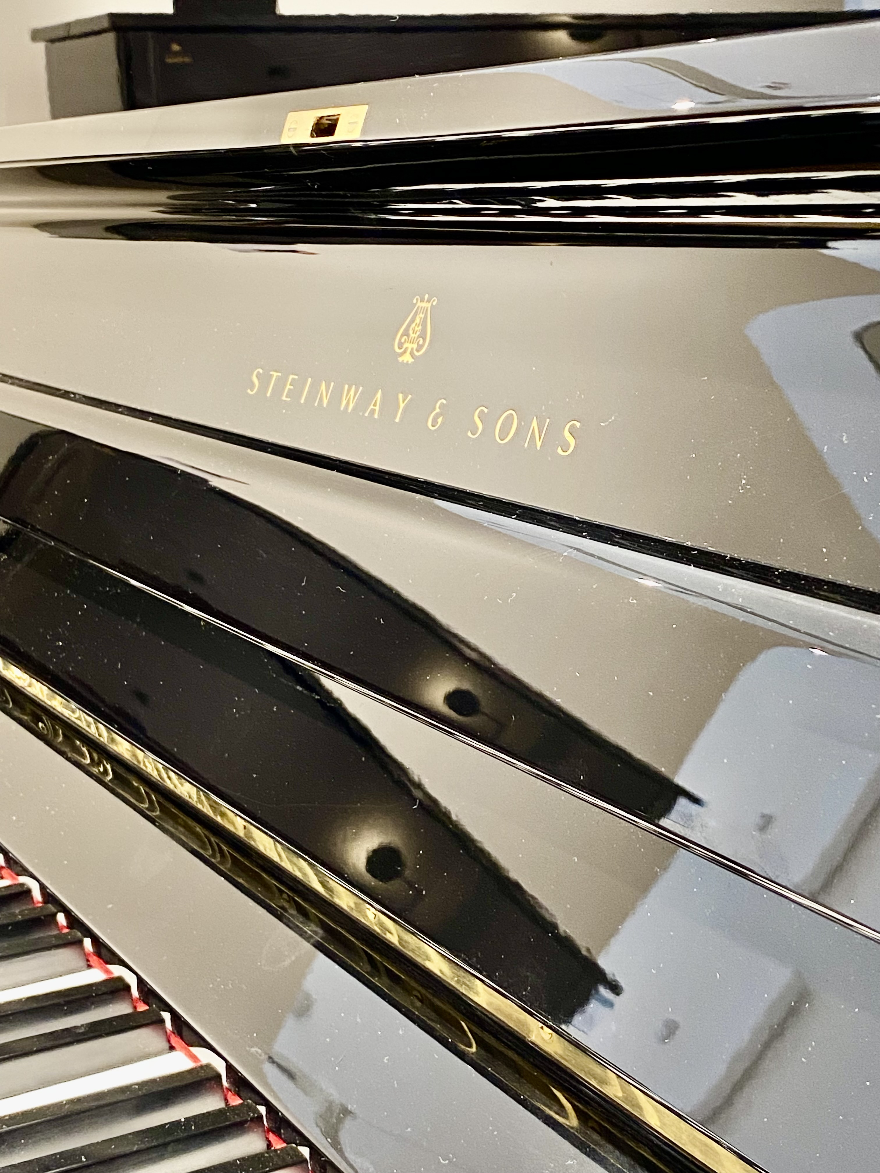 Steinway & Sons Piano V-125